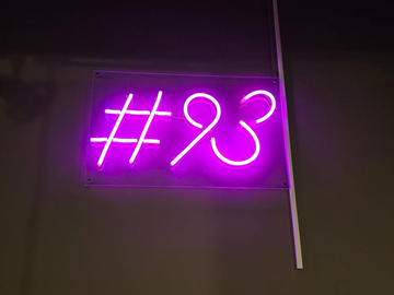 Neonskylt "#93".