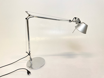 Skrivbordslampa Artemide, Tolomeo