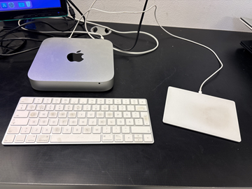 Mac Mini med tangentbord och pekplatta.