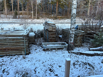 Stort parti byggställning, staket m.m.