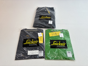 (NY) 2 st. T-shirts och 1 st. Hoodie Snickers, olika färger, stl. M